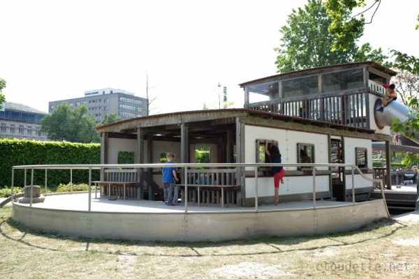 Sand- und Matschspielplatz in Form eines Rheinkahns